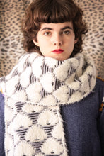 Carica l&#39;immagine nel visualizzatore di Gallery, Sciarpa in maglia a cuori jacquard